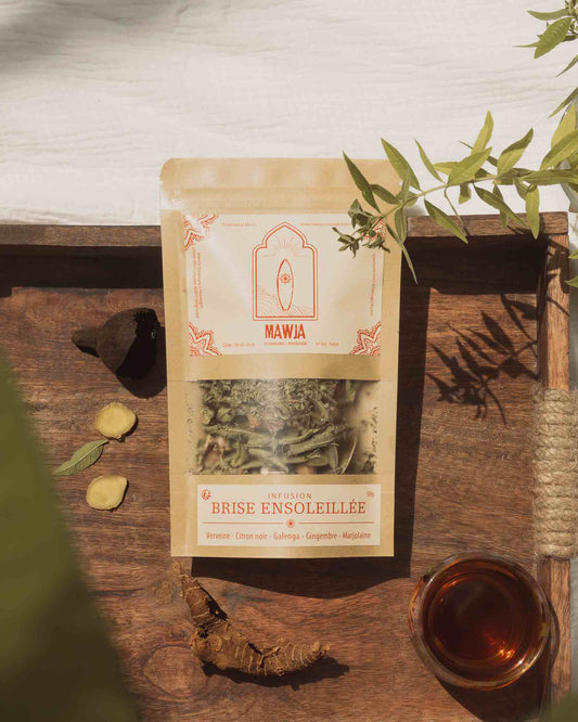 Sachet infusions Mawja brise ensoleillée verveine citron noir galanga gingembre marjolaine recto salon